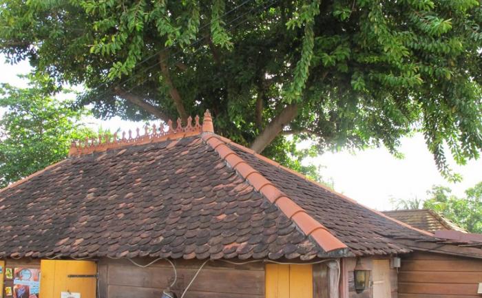 Habitation traditionnelle en bois et tuiles d'argile